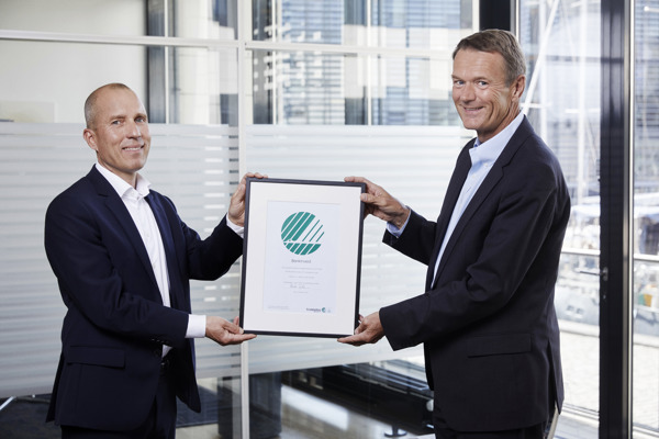 Martin Fabriansen, direktør i Miljømærkning Danmark, overrækker Svanemærke-certifikatet til BankInvests adm. direktør, Lars Bo Bertram.